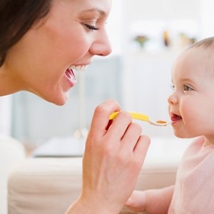 Cho trẻ từ 5 đến 6 tháng tuôi ăn dặm đúng cách